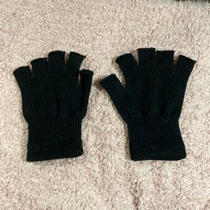 black fingerless soft gloves